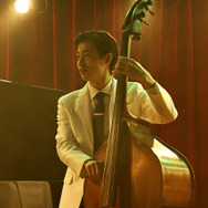 ウッドベース：須川崇志／『SUKIYAKI 上を向いて歩こう』© 2026 映画「SUKIYAKI 上を向いて歩こう」製作委員会
