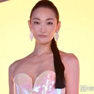 冨永愛「初めての海の砂」生後2ヶ月の第2子と海へ「愛おしさが詰まってる」「可愛すぎるあんよ」と反響