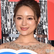 chay、オフショル衣装姿披露「鎖骨くっきりで綺麗」「透明感が引き立ってる」と反響