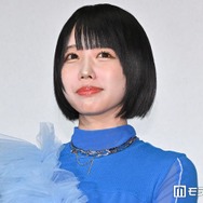 あの、美脚際立つ衣装ショット「膝下長くて綺麗」「さすがの着こなしですね」