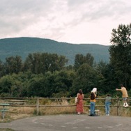 『Blue Heron/ブルーヘロン』© 2025 NINE BEHIND PRODUCTIONS LTD. BODDAH RIOTFILM KFT.
