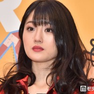 “可愛すぎる新喜劇女優”小寺真理、階段下からのミニスカショットで美脚際立つ「脚長くてスタイル抜群」「色っぽい」と絶賛の声