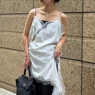 アシメな「レースキャミ」が今年顔。真夏でも涼し気な上下サテンの着こなし術【40代の毎日コーデ】
