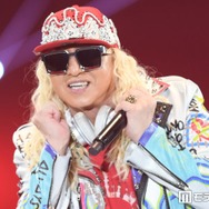 DJ KOO「65歳になりました」バースデーパーティーでの家族ショット公開「豪華で素敵なお祝い」「プレゼントもセンス抜群」の声