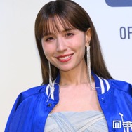 May J.、オフショルミニドレスから美スタイル披露「脚がまっすぐで綺麗」「憧れのスタイル」