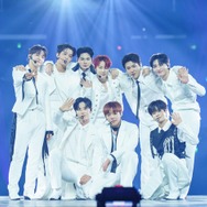 Wanna One、9年ぶり降臨に歓声＆伝説蘇るパフォーマンス 不在メンバーの思い乗せ「次は必ず一緒に」【KCON LA 2026】