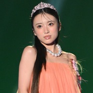 矢吹奈子、フリルドレス×ティアラで姫オーラ全開【TGC松山2026】