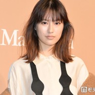 恒松祐里、美脚際立つドレスショット公開「クールで素敵」「シルエットが美しい」と話題