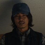 『見えない娘 THE INVISIBLES』生まれつき透明人間である三女・ひかり（鈴木凜子）と会話する学