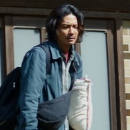 『見えない娘 THE INVISIBLES』三姉妹と東京へ旅に出ることになり、足取りが重そうな学