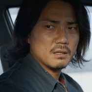 『見えない娘 THE INVISIBLES』ただならぬ警戒心でタクシー運転手を見つめる学