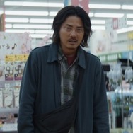 『見えない娘 THE INVISIBLES』前のレジが進まず、じわじわとシビれを切らす学