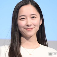 堀田真由、美肩際立つボリューム黒ドレス姿公開「華奢な肩憧れる」「上品な雰囲気で素敵」と絶賛の声