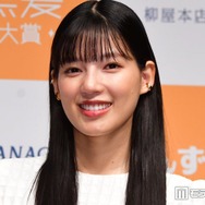 石井杏奈、美背中輝くウエディングドレス姿披露「美しさに目を奪われた」「透明感すごい」と絶賛の声