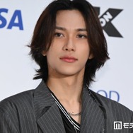 INI池崎理人、海での上裸姿公開「背中と腕がでかすぎる」「美しい筋肉」の声