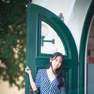 日向坂46金村美玖、水玉ドレスから“おへそチラリ”笑顔ショット 2nd写真集先行カット第5弾