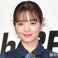 横田真悠、膝丈透けスカートから美脚スラリ「完璧な頭身バランス」「どんなテイストの衣装も着こなしててさすが」と反響