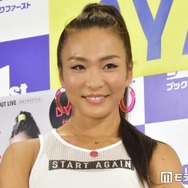 第1子出産のカリスマトレーナーAYA「めくれても…下着が見える恐れゼロ」ミニスカコーデで圧倒的美脚披露「格好良すぎる」「圧倒的なスタイル美」の声