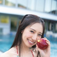 日向坂46金村美玖、プールでリンゴ一口かじる 水着姿の2nd写真集先行カット第9弾解禁【機微】