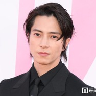 山下智久「尊敬する先輩」との寄り添いショット披露「お祝いしてもらって嬉しそう」「後輩の顔してて可愛い」と反響