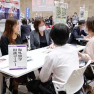 海外留学相談ブースのようす