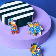 ピンズ（左より：レッド（エルモ）、イエロー（アーニー&バート）、ミックス（エルモ&アーニー&バート））　全3種／￥1,760