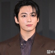 BTSジョングク、フォトコール来場で歓声止まず 階段降り颯爽と登場【HUBLOT NIGHT】