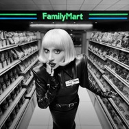 レディー・ガガ、ファミマ新CMでアルバイト姿 レジ打ち・モップかけ等の日常業務「とても刺激的でアーティスティックな経験だった」
