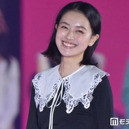 「風、薫る」主演・上坂樹里「Seventeen」SPステージで卒業ランウェイ 美ウエスト際立つモノトーンコーデでオーラ放つ【ガルアワ2026A/W】