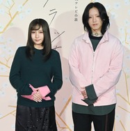 YOASOBI、お揃いの靴＆春めいたファッションで登場「朝ドラでYOASOBIか」ユニット名とのギャップに言及【ブラッサム】