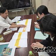 清水書院様と広研印刷会社様に本の帯の案や、表紙カバーのテイスト、見返しに使用する色についても話しあう