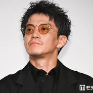 小栗旬、間宮祥太朗の和彫り姿アピール “8割全裸”に「ネイキッド間宮」とお茶目発言【バッド・ルーテナント：トウキョウ】