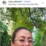 RIKACO、愛犬との寝起きショット公開「すっぴんかな？」「お肌ツヤツヤで綺麗すぎる」と反響