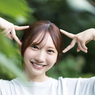 日向坂46藤嶌果歩「BOMB」表紙で待望の初登場・ショーパン姿でまったり 石塚瑶季が裏表紙務める【独占カットあり】