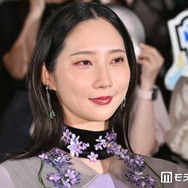ファーストサマーウイカ、美脚輝くバブル衣装姿に反響「大人の色気がすごい」「似合いすぎてる」