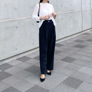 抜け感シアー×美脚トラウザー。白トップスのきれいめ秋スタイル【40代の毎日コーデ】