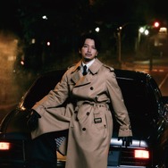 松本潤、英国ブランド「Aquascutum」トレンチコートアンバサダー就任 深夜の雨シーン撮影中ゲリラ豪雨重なる偶然も