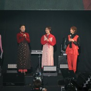 在福5局アナウンサー、FRUITS ZIPPER月足天音らとキュートにダンス “メンカラ”スタイリングで登場【カワコレ TGC】