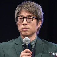 田村淳「パパによじ登ってくる次女」親子ショット公開「大好きが溢れてる」「べったりで可愛い」と反響