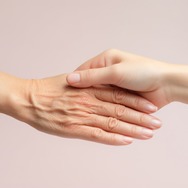 「なんだか手の老化が気になる」40・50代がやりがちな「手洗い＆食器洗いのNG習慣」とは？皮膚科医が教える「美しい手でいられるコツ」