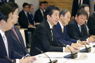 新型コロナウイルス感染症対策本部会合で発言する安倍首相（手前から3人目）＝23日午後、首相官邸