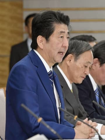 新型コロナウイルス感染症対策本部会合であいさつする安倍首相＝25日午後、首相官邸