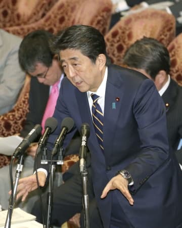 衆院予算委で答弁する安倍首相＝26日午後