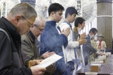 東京大空襲から75年を迎えた慰霊法要で、手を合わせる参列者＝10日午前、東京都墨田区の東京都慰霊堂