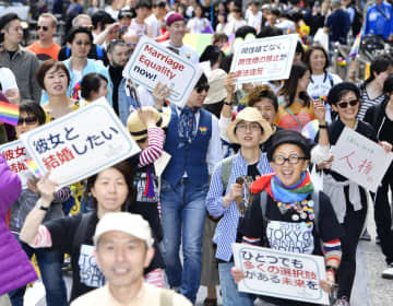 「東京レインボープライド２０１９」でプラカードを掲げる参加者