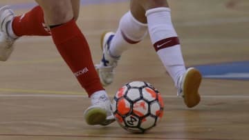 「奇跡のミス連発」女子フットサル動画が話題