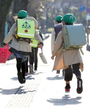 約2週間の臨時休校後に小中学校が再開され、元気に登校する児童の姿が見られた静岡市＝19日