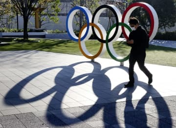 国立競技場前の五輪モニュメント＝3月、東京都新宿区