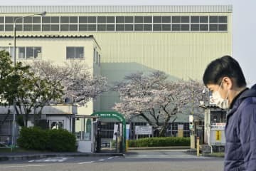 新型コロナウイルス感染拡大による海外需要の急減で、生産ラインの稼働を止めたトヨタ自動車堤工場＝3日午前、愛知県豊田市