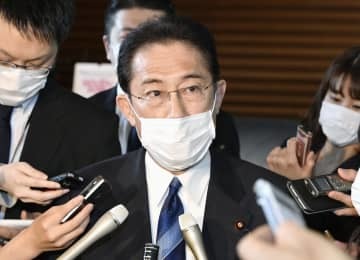 首相と会談後、現金給付の額について明らかにする自民党の岸田政調会長＝3日午後、首相官邸